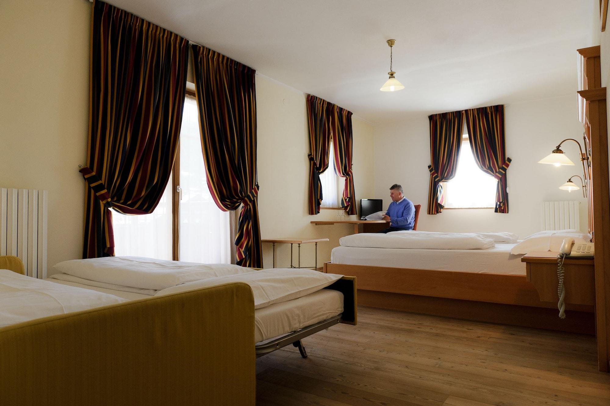 ליביניו Hotel Touring מראה חיצוני תמונה